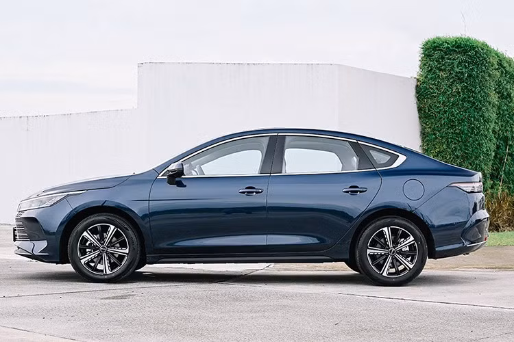 Về thiết kế, SEAL 5 có chiều dài 4.780 mm, trục cơ sở 2.718 mm – nhỉnh hơn nhiều mẫu xe trong cùng phân khúc, hứa hẹn không gian nội thất rộng rãi. Ngoại hình xe theo phong cách hiện đại, trung tính, pha trộn giữa tính thực dụng và yếu tố thẩm mỹ phù hợp cả sử dụng cá nhân và gia đình.