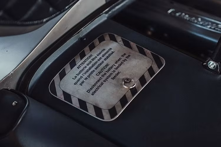 Chiếc xe thân carbon này mang cảm hứng máy bay chiến đấu lên một tầm cao mới với các cửa hút gió lớn và kính bao quanh, cùng với cửa cắt kéo hình vòm và lớp sơn xám mờ. Cabin cũng gợi nhớ đến máy bay chiến đấu, đặc biệt là nhờ hệ thống đèn sợi quang và màn hình kính.