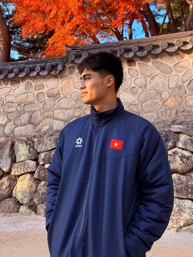 Ngoài sân cỏ, thủ môn quê Thanh Hóa theo đuổi phong cách thời trang đơn giản, năng động, phù hợp với vóc dáng cao ráo.