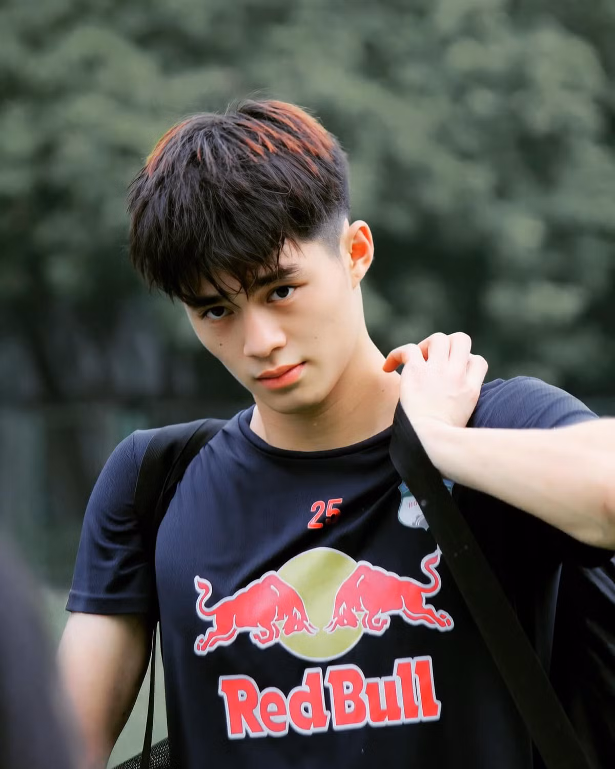 Với thể hình chuẩn và ngoại hình sáng, Trung Kiên thường được so sánh với các cầu thủ có "visual" nổi bật trong làng bóng đá Việt Nam trước đây như Bùi Tiến Dũng hay Đặng Văn Lâm.