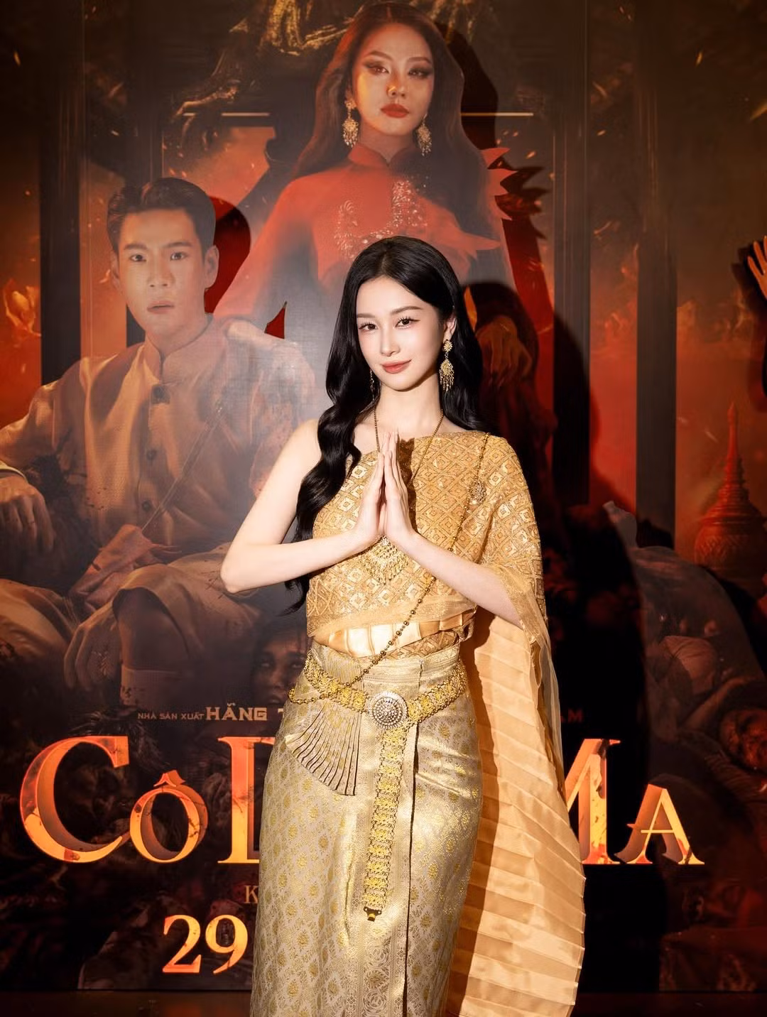 Mái tóc đen dài được chải gọn gàng, kết hợp cùng bộ trang sức vàng lấp lánh mang đậm nét văn hóa Thái Lan, càng làm nổi bật thần thái sang trọng của nữ diễn viên.