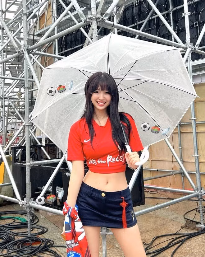 Nhờ vẻ ngoài nổi bật, nàng hậu 17 tuổi năm nào luôn là một trong những fan nữ thu hút sự chú ý trên khán đài.