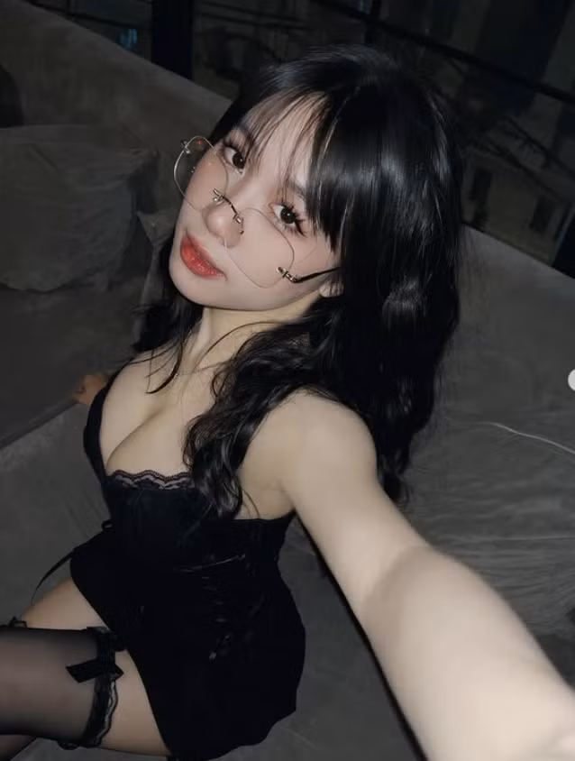 Điều đặc biệt là, ngay sau đó, Mia xuất hiện với một diện mạo hoàn toàn khác: mái tóc được tạo kiểu cầu kỳ, gương mặt trang điểm sắc sảo và bộ trang phục thời thượng.