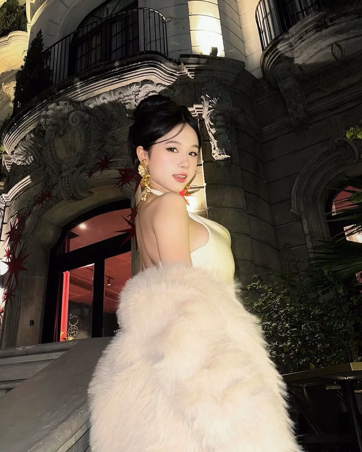 Lượt xem, lượt thích và lượt chia sẻ của các video này tăng vọt, những từ khóa liên quan như "hotgirl bán gà biến hình", "lột xác cực sốc" được dành cho Mia. Trở thành hiện tượng mạng xã hội, cái tên cô gái trẻ được nhắc đến với tần suất nhiều hơn.