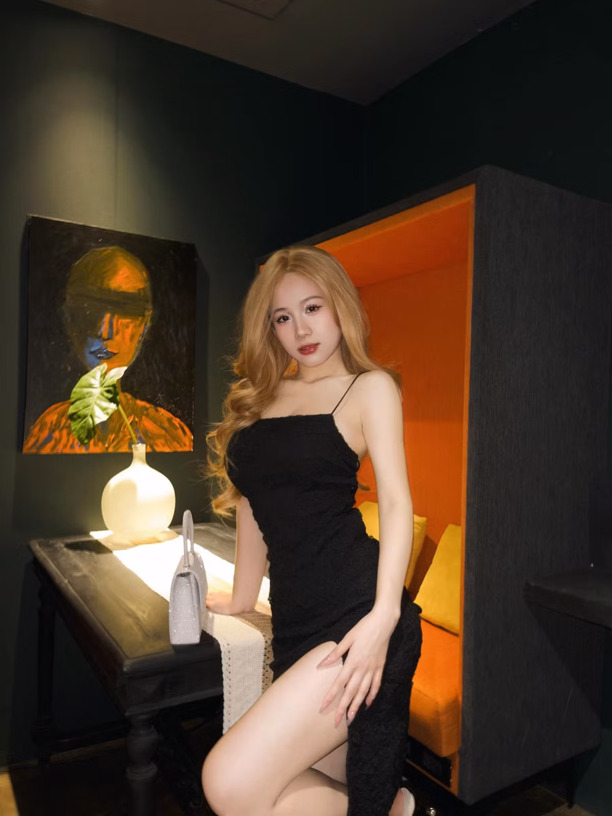 Sự "biến hình" của cô gái bán gà không chỉ dừng lại ở một vài video viral. Cô nghiêm túc vào nội dung của mình. Mỗi video "biến hình" của cô đều được chuẩn bị kỹ lưỡng từ trang phục, kiểu tóc, trang điểm cho đến ánh sáng, góc quay.