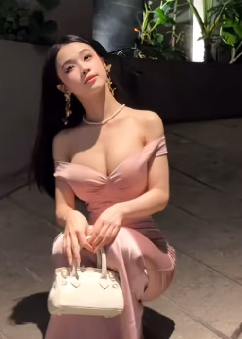 Theo đó, từ hình ảnh diện quần áo giản dị, nhọ nhem, mái tóc buộc vội và gương mặt không trang điểm, Mia bị gán mác là "phèn". Thế nhưng, chính cái sự "phèn" ấy, một cách vô tình hay hữu ý, lại trở thành điểm nhấn khiến cô gái này khác biệt.