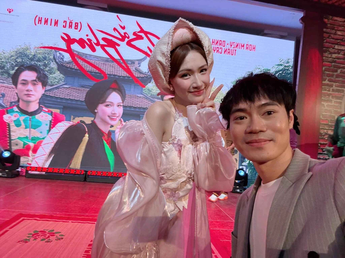 Mới đây, trong một buổi livestream bán hàng, Văn Toàn bất ngờ tiết lộ rằng Hòa Minzy từng vay anh 4 tỷ đồng để thực hiện MV ca nhạc. Dù đã trả phần lớn, nhưng hiện tại, nữ ca sĩ vẫn còn nợ anh 750 triệu đồng. Không dừng lại ở đó, nam cầu thủ còn “tính sổ” thêm khoản phí 500 triệu đồng cho việc quảng bá MV Bắc Bling, tham gia sự kiện và sử dụng hình ảnh của anh, nâng tổng số tiền Hòa Minzy nợ lên 1 tỷ 250 triệu đồng .