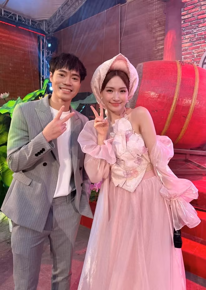 Hòa và tôi đã quen nhau hơn 10 năm rồi. Cả hai đối xử với nhau thế nào, quan tâm ra sao thì cũng không cần nói quá nhiều nữa. Tôi nghĩ Hòa vẫn đang trên đà phát triển rất tốt. Tôi cũng luôn ủng hộ cậu ấy. Đối với tôi, Hòa là người vui vẻ, nhiệt tình, hết lòng vì bạn bè". Văn Toàn nói thêm.