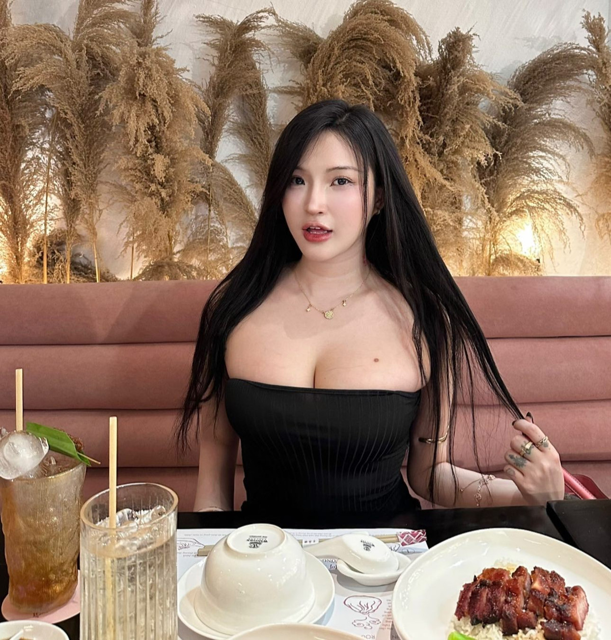 Bảo Trân còn nổi danh trên mạng xã hội quốc tế với những ấn tượng về số đo ba vòng là 94-62-98 chẳng kém gì chân dài làng mẫu chuyên nghiệp.