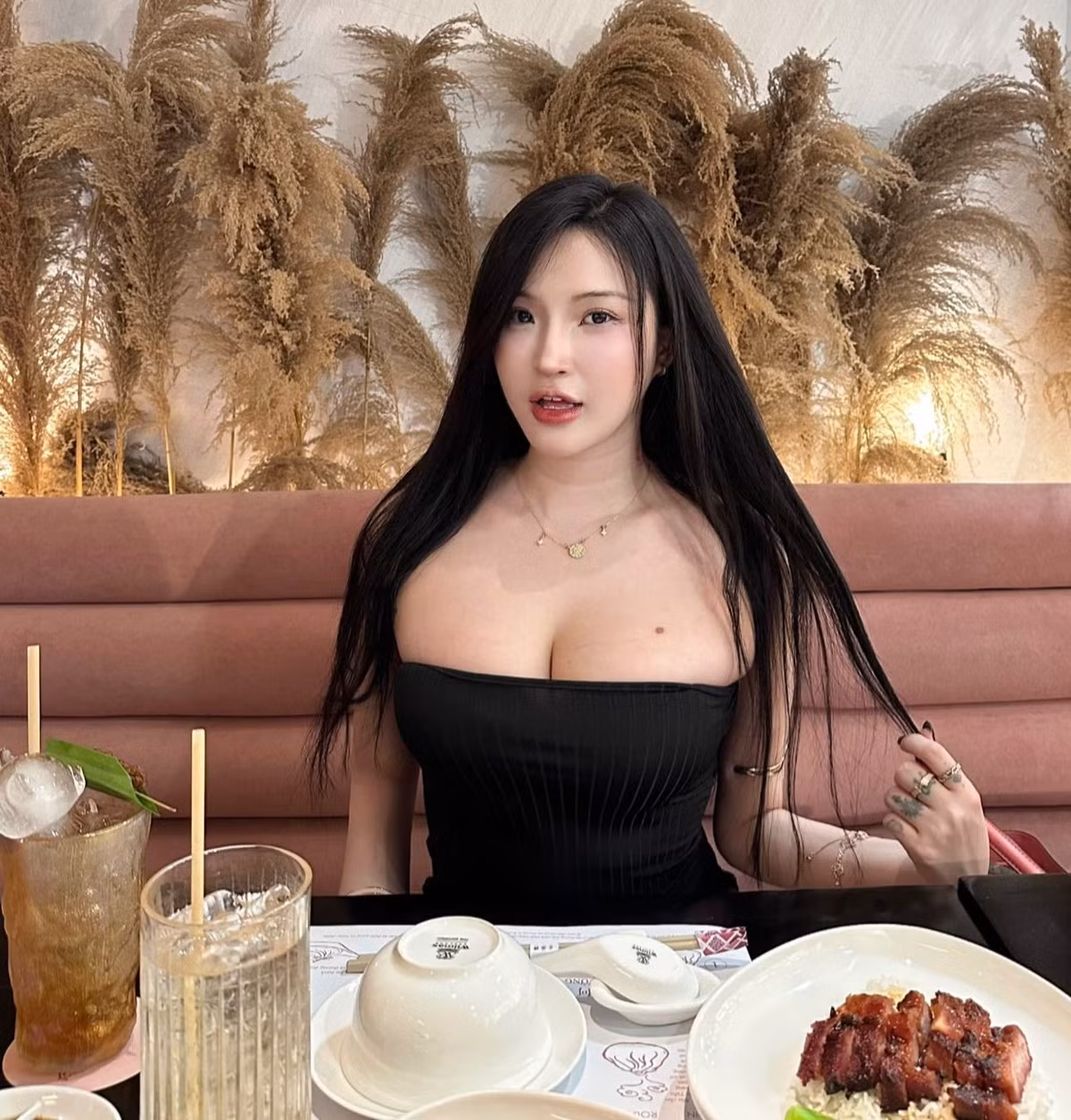 Xuất hiện trong ảnh, Bảo Trân diện chiếc váy đen bó sát và phần chân váy cắt xẻ cao khoe đôi chân dài, trắng nõn nà.