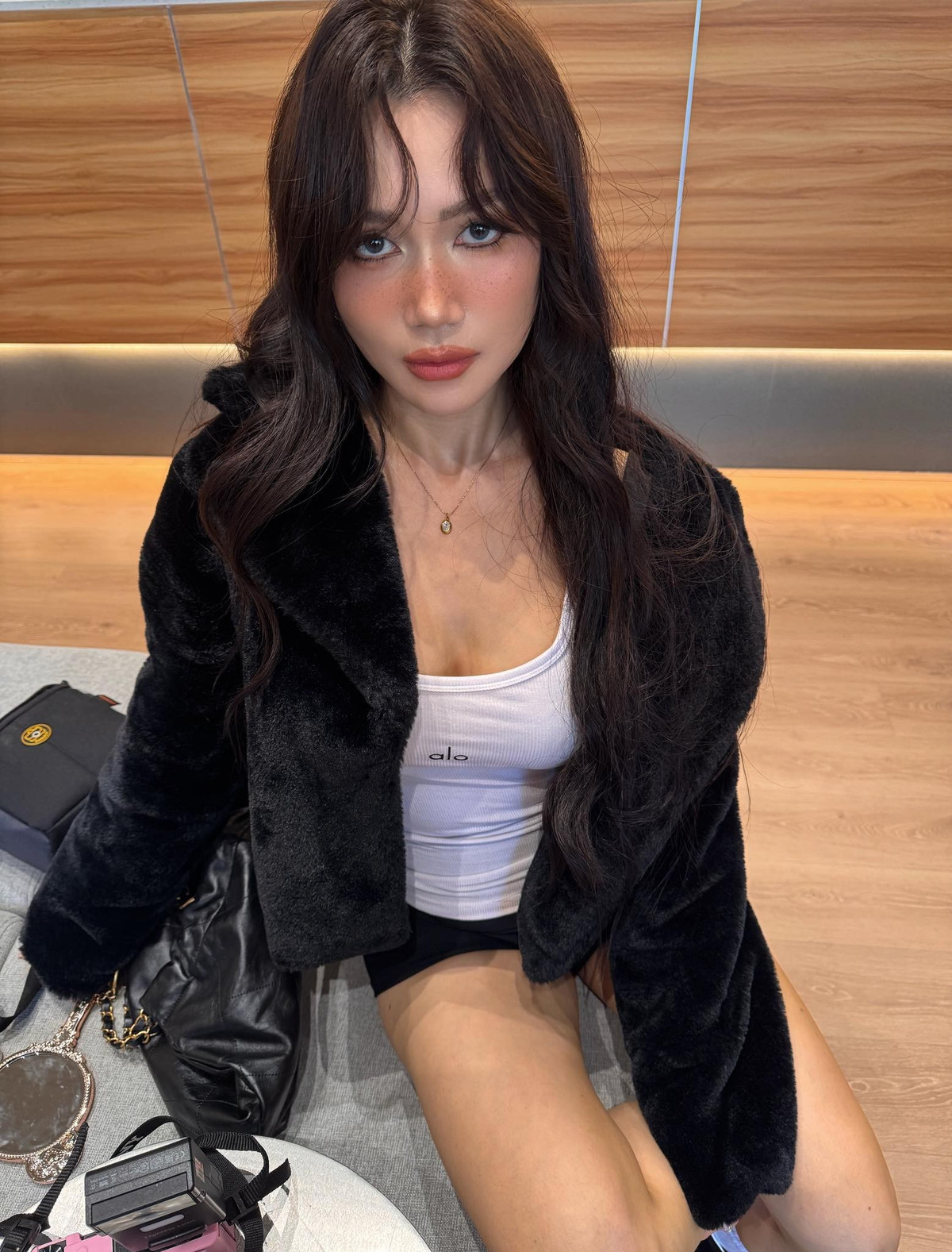 Từ năm 2019, Sĩ Thanh đã từng bị “bóc phốt” trong clip đập hộp hàng hiệu bị nghi là "hàng không chính hãng" khi nhiều món đồ có dáng xẹp, chi tiết lôm nhôm.