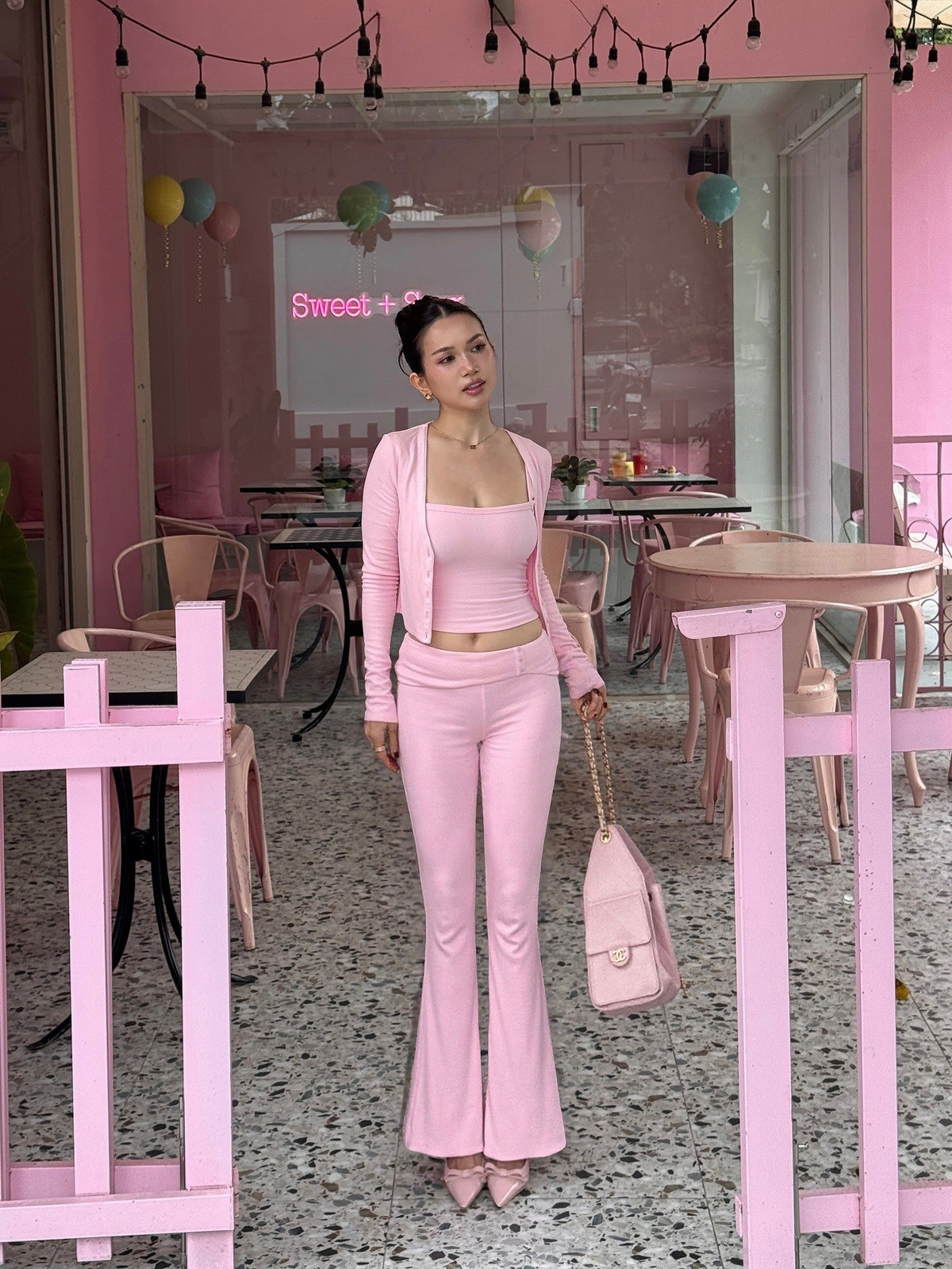 Không ít lần Sĩ Thanh vướng vào những cuộc tranh cãi về trang phục trên mạng xã hội.