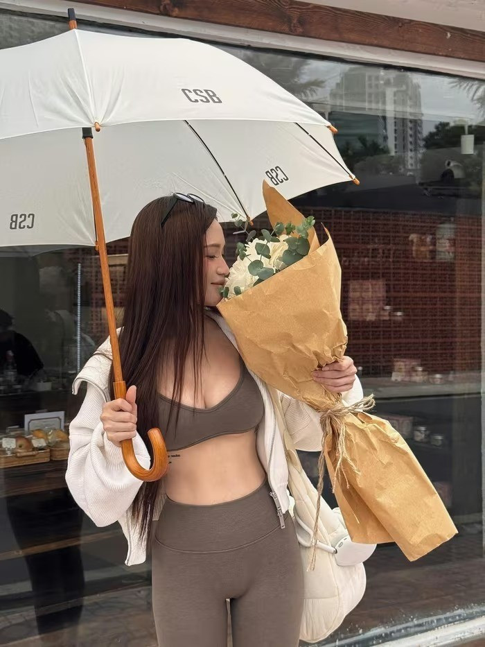 Hầu hết những bộ trang phục do người đẹp lựa chọn đều phù hợp để đi tập gym hoặc chơi thể thao, thay vì không gian công cộng như quán cà phê.