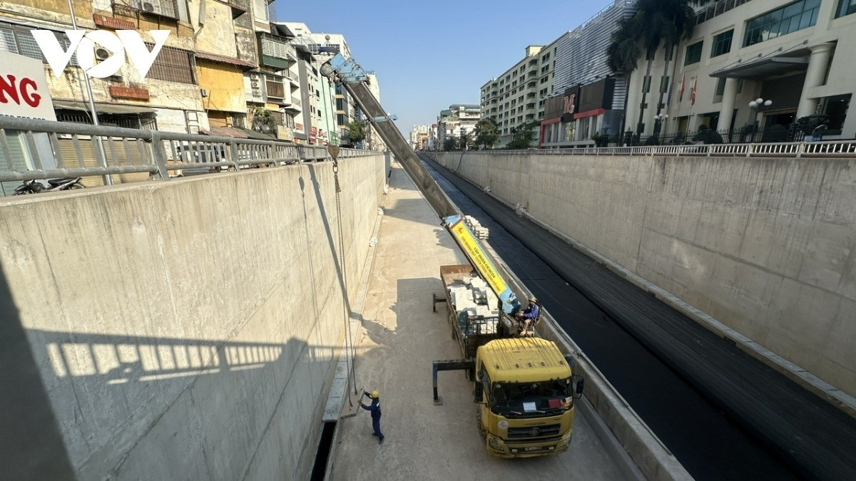 Thi công lắp đường tiêu thoát nước cho hầm chui.