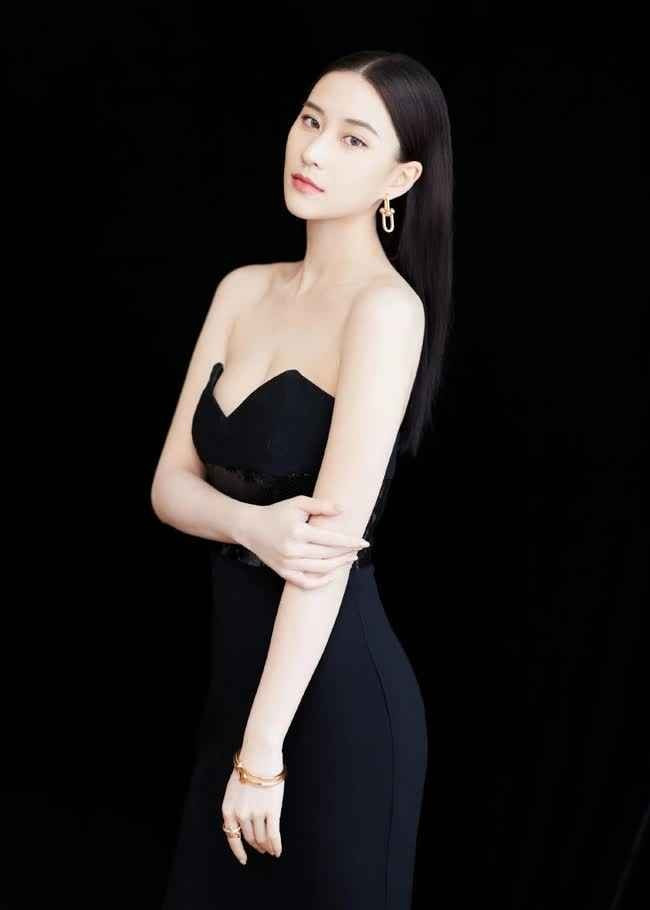 Dù sinh ra trong hào môn, Hà Siêu Liên vẫn tự xây dựng sự nghiệp riêng trong lĩnh vực thời trang và đầu tư, thay vì chỉ hưởng thụ cuộc sống nhung lụa.