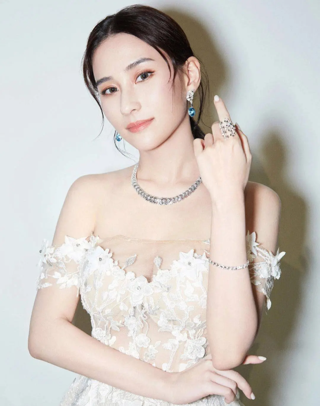 Đôi mắt của Hà Siêu Liên không quá to tròn như nhiều mỹ nhân showbiz, nhưng lại mang nét sắc sảo rất riêng như ánh nhìn sâu, dài và đuôi mắt hơi xếch nhẹ. Đây là dấu hiệu của người phụ nữ quyết đoán, thông minh, sống có nguyên tắc và biết nhìn xa trông rộng.