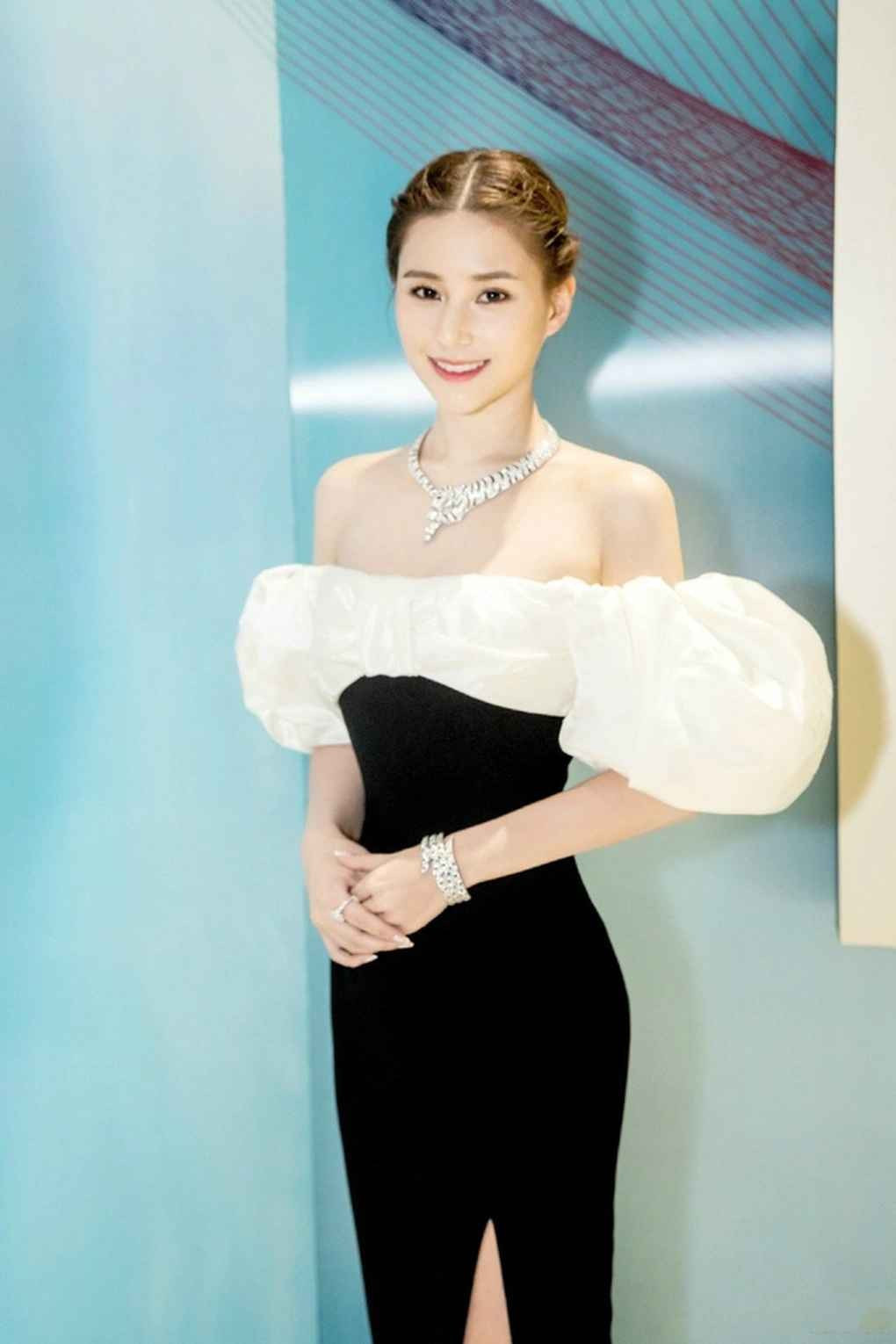 Dù sinh ra trong một gia tộc trăm tỷ, Hà Siêu Liên không sống như “búp bê trong lồng kính”. Cô luôn thể hiện tinh thần cầu tiến, chăm chỉ học hành, tự tay xây dựng hình ảnh và công việc kinh doanh, thay vì “dựa hơi” gia đình.