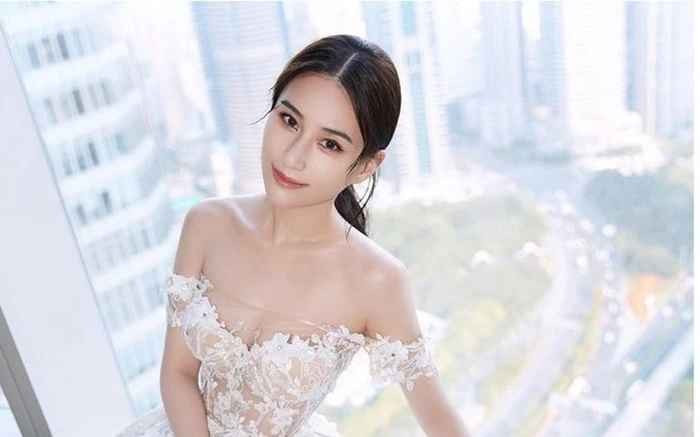 Hà Siêu Liên cũng từng được khen ngợi khi khéo léo điều hành thương hiệu riêng, có gu thẩm mỹ tinh tế và biết chọn đúng thời điểm để bước vào showbiz nhưng không quá phô trương.