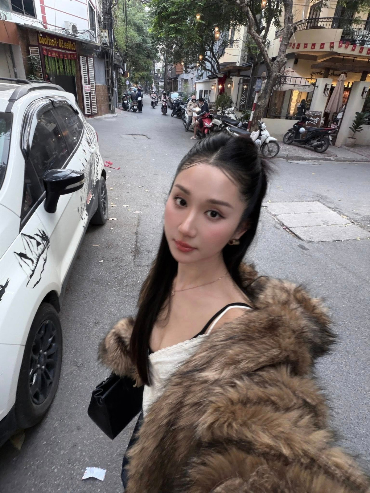 Chiếc áo khoác lông dày tạo cảm giác sang trọng, đồng thời làm nổi bật vóc dáng mảnh mai của nữ streamer.