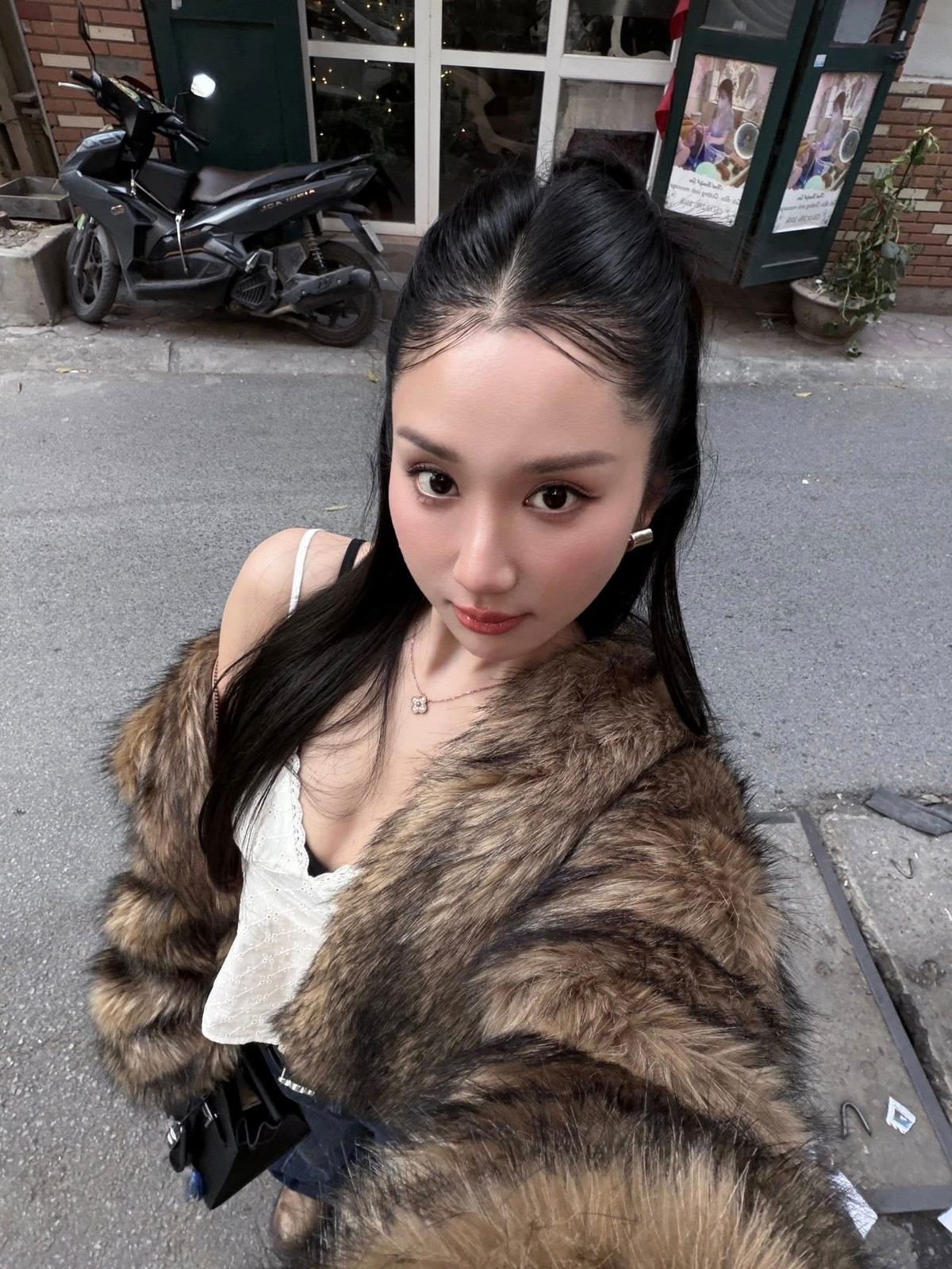 Từng khoảnh khắc Mina Young mỉm cười hay nhìn vào ống kính đều toát lên vẻ ấm áp và dịu dàng khiến người xem khó rời mắt.