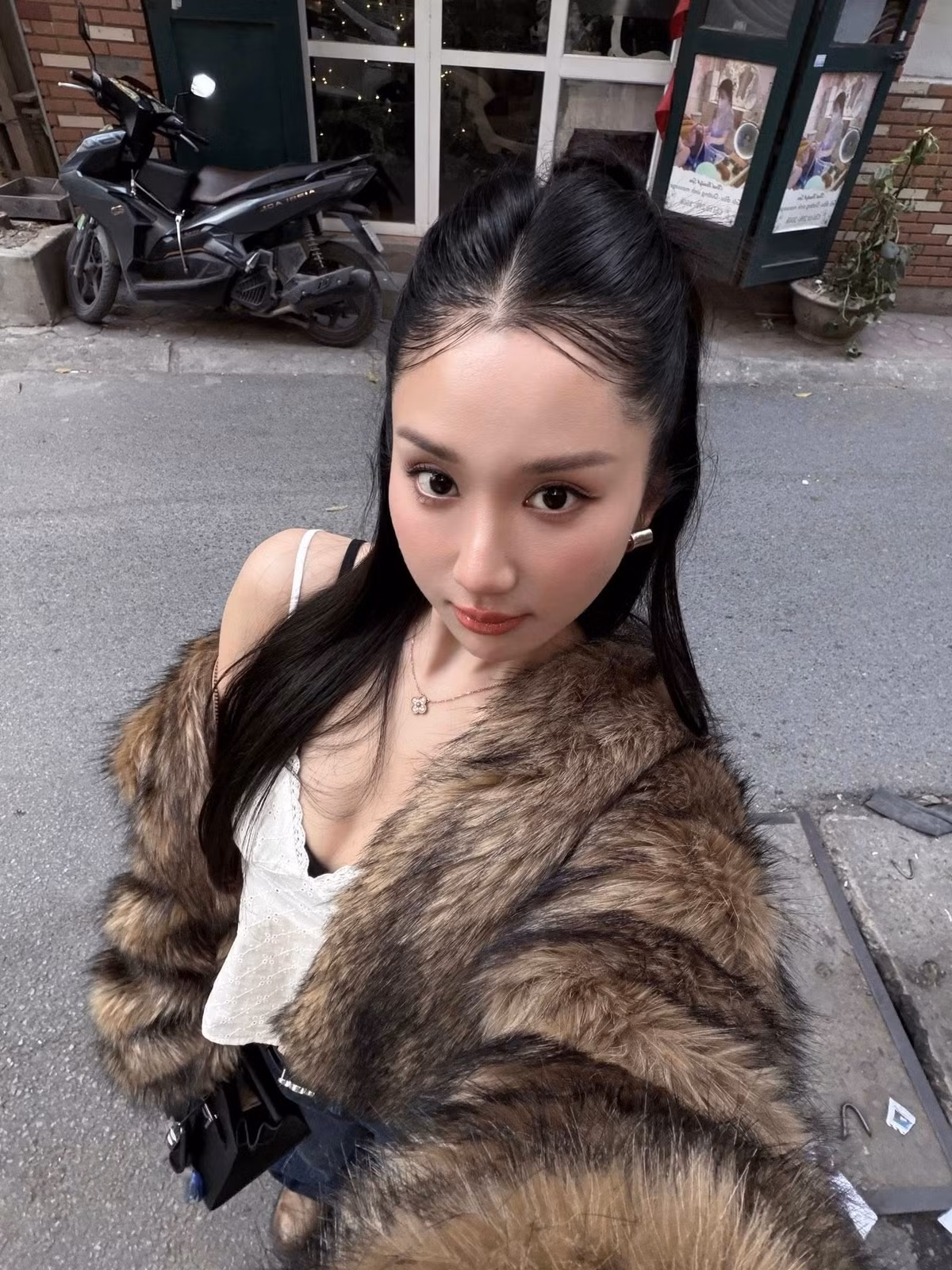 Từng khoảnh khắc Mina Young mỉm cười hay nhìn vào ống kính đều toát lên vẻ ấm áp và dịu dàng khiến người xem khó rời mắt.