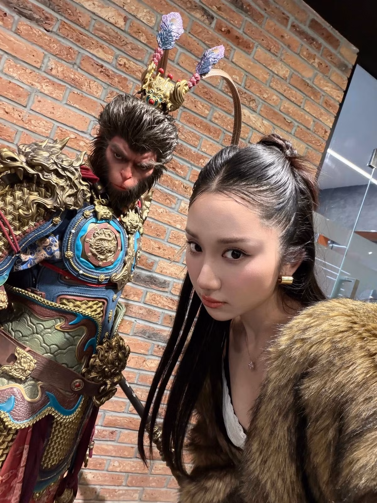 Trang phục của Mina Young trong bộ ảnh mang phong cách thời thượng nhưng không phô trương.