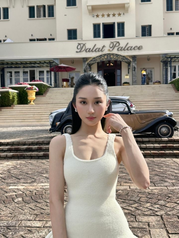 Không chỉ sự nghiệp thăng tiến, cuộc sống của Mina Young cũng được khán giả quan tâm. Nữ streamer thường chia sẻ hình ảnh đời thường nhẹ nhàng, các chuyến du lịch, những khoảnh khắc bên bạn bè và đồng nghiệp trong nhóm SBTC. Tất cả đều cho thấy cô đang tận hưởng cuộc sống năng động, vui vẻ và đầy cảm hứng.