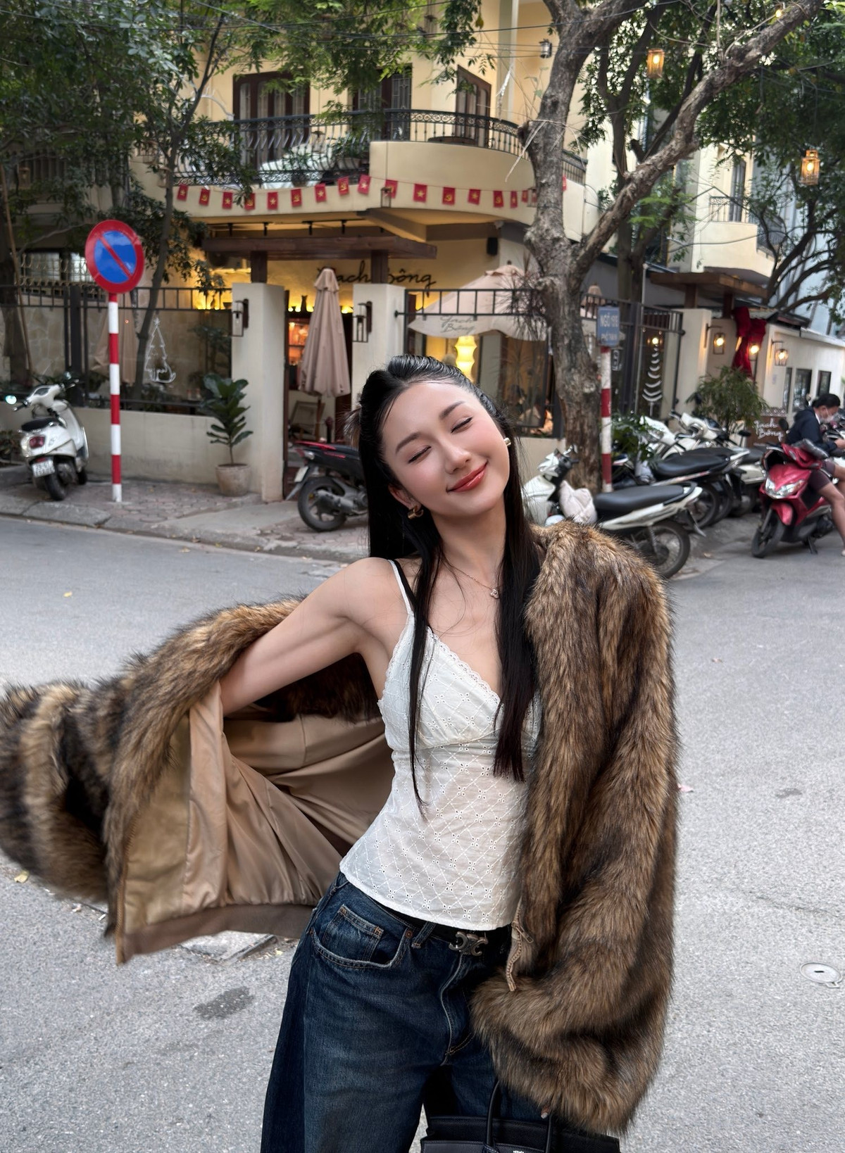 Nữ streamer Mina Young (Nguyễn Thị Nga) – một trong những cái tên đình đám của làng game Việt – mới đây đã chia sẻ loạt ảnh dạo phố trong những ngày Hà Nội bắt đầu trở lạnh.