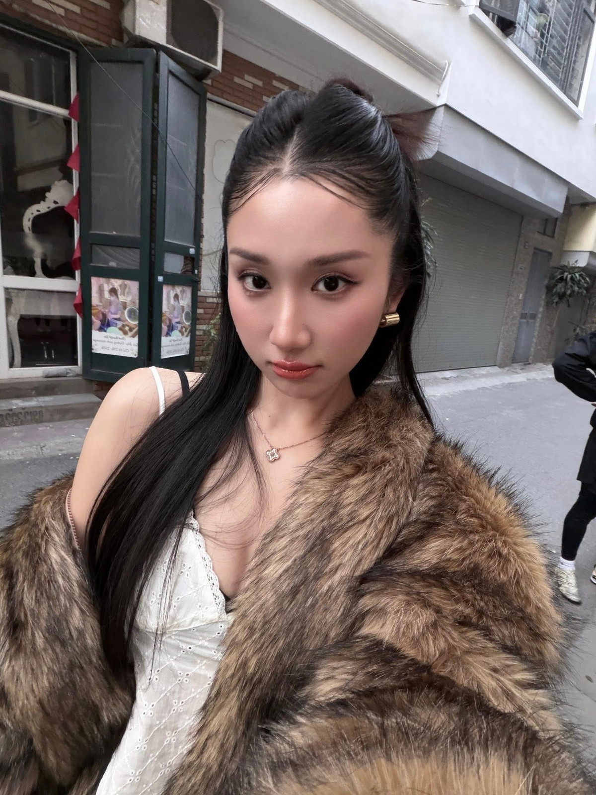 Trong bộ ảnh, Mina Young diện áo dây trắng ôm dáng kết hợp cùng áo khoác lông màu nâu đậm, tạo nên tổng thể vừa ấm áp vừa cá tính.