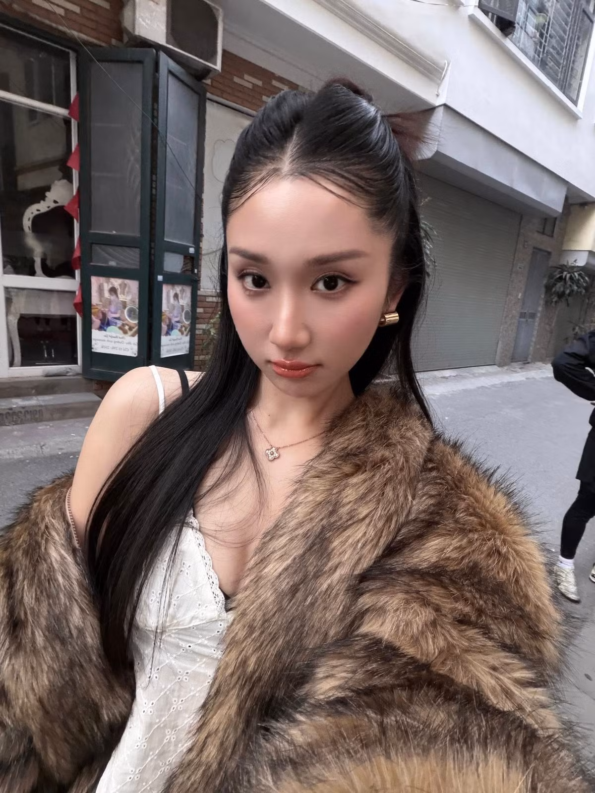 Trong bộ ảnh, Mina Young diện áo dây trắng ôm dáng kết hợp cùng áo khoác lông màu nâu đậm, tạo nên tổng thể vừa ấm áp vừa cá tính.