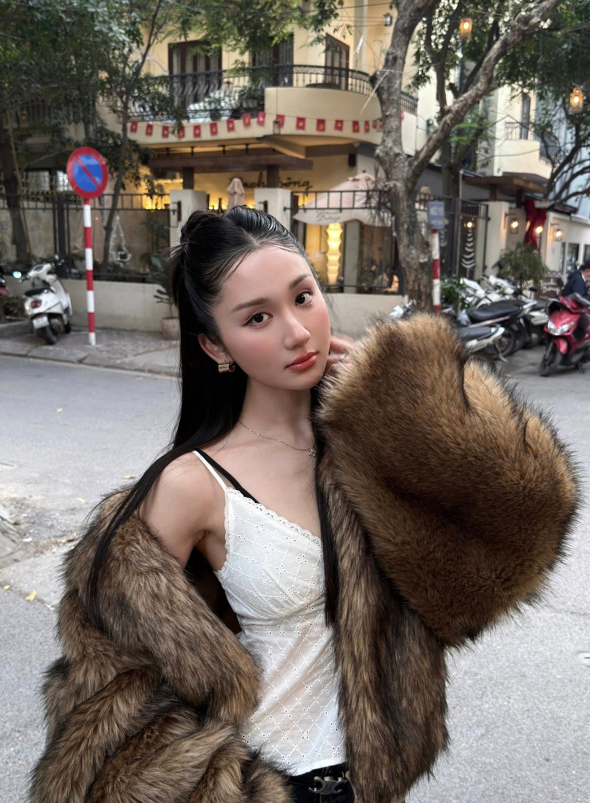 Vẫn giữ phong cách thời trang vừa nữ tính vừa sang chảnh, Mina Young nhanh chóng “đốn tim” người hâm mộ khi xuất hiện với visual rạng rỡ, đầy cuốn hút giữa phố phường Thủ đô.