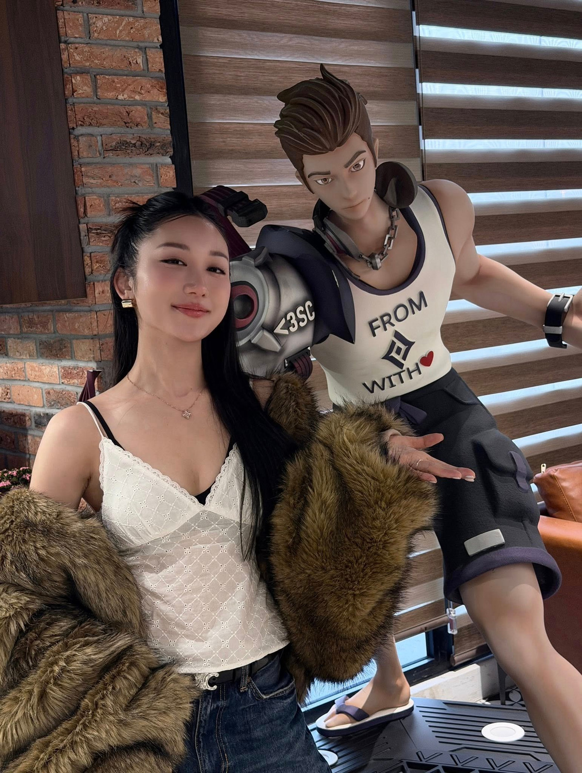 Lần xuất hiện này tạo nên hình ảnh một Mina Young hiện đại, sang trọng nhưng vẫn rất gần gũi – đúng chuẩn phong cách của một trong những nữ streamer được yêu thích nhất hiện nay.