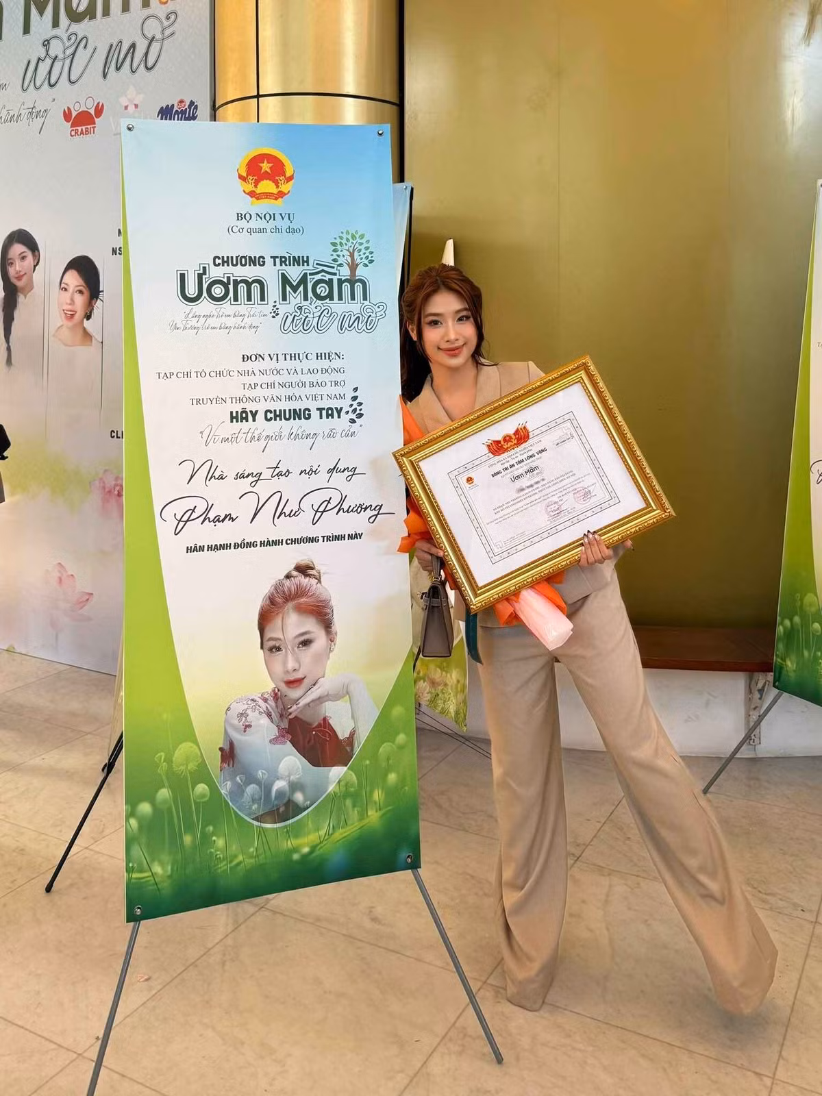 Sau gần một năm kể từ lùm xùm "phông bạt tiền từ thiện", Phạm Như Phương (Louis Phạm) một lần nữa khiến cộng đồng mạng dậy sóng vì hoạt động thiện nguyện.