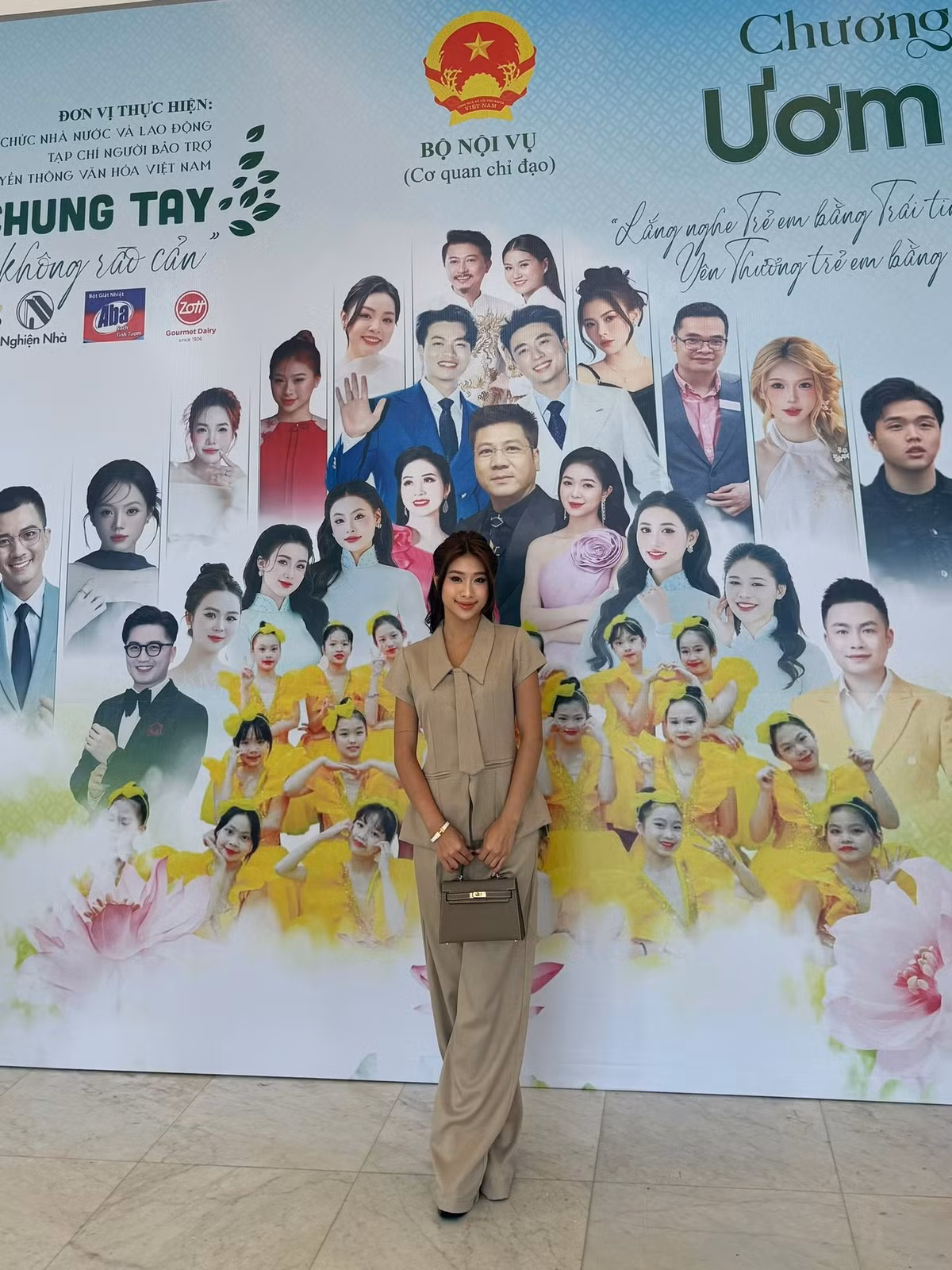 Tuy nhiên, lần này là vì một lý do tích cực: Louis Phạm rạng rỡ xuất hiện trong lễ vinh danh của chương trình nghệ thuật từ thiện "Ươm Mầm Ước Mơ" do Bộ Nội vụ chỉ đạo, nhận bảng tri ân "tấm lòng vàng" vì những đóng góp đáng quý cho cộng đồng.