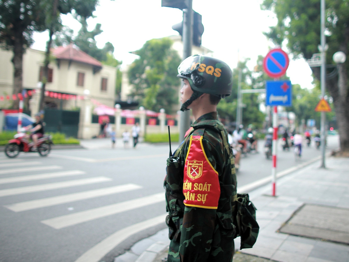 Lực lượng Kiểm soát Quân sự có mặt tại mọi ngã tư.