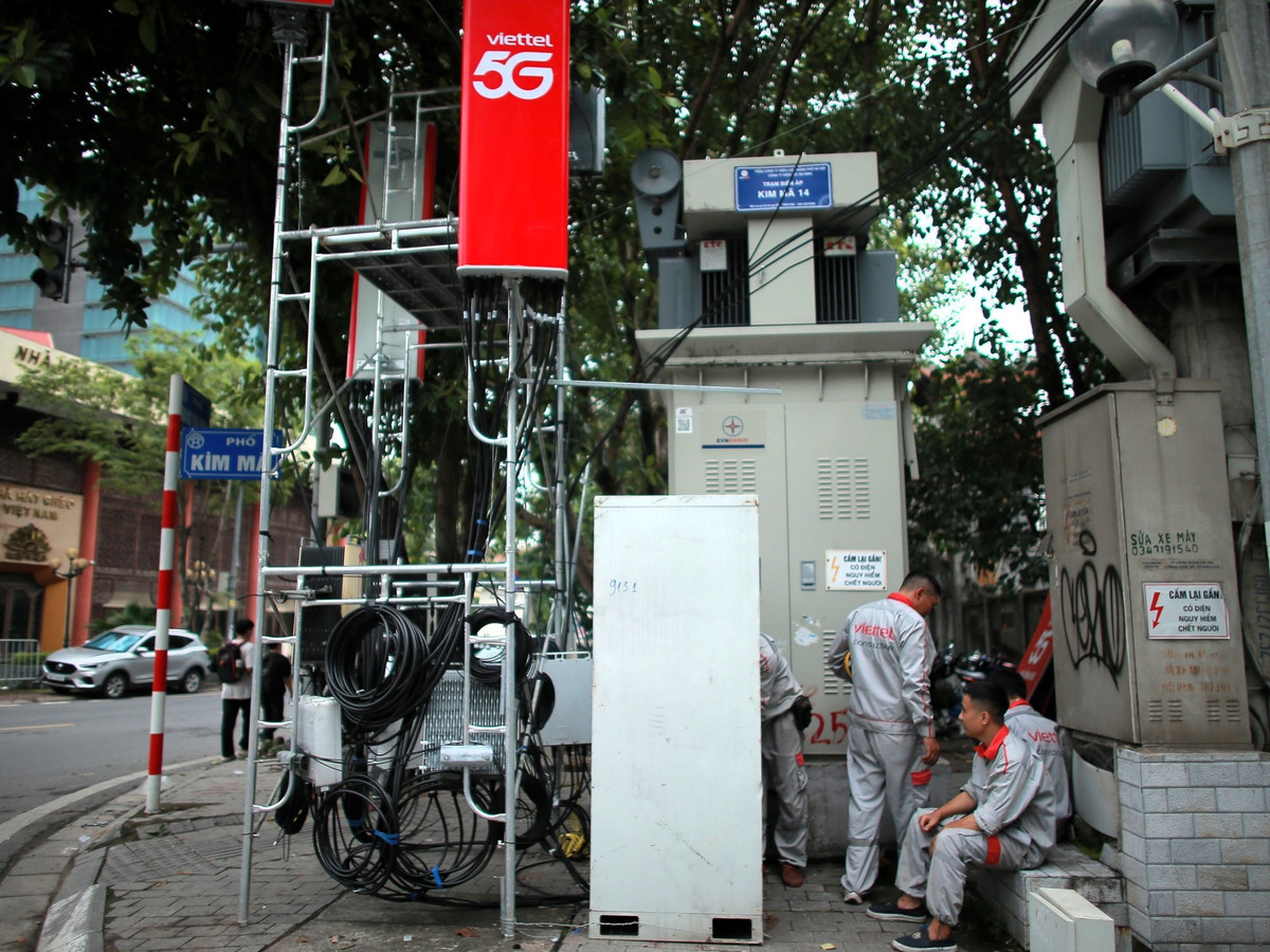 Các nhà mạng cũng cử nhân viên túc trực để đảm bảo sóng điện thoại.