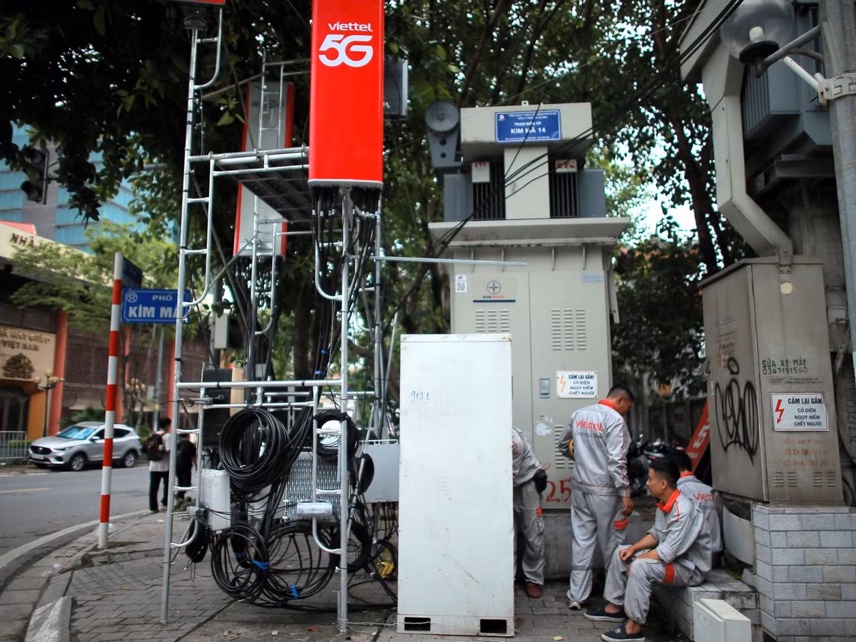 Các nhà mạng cũng cử nhân viên túc trực để đảm bảo sóng điện thoại.