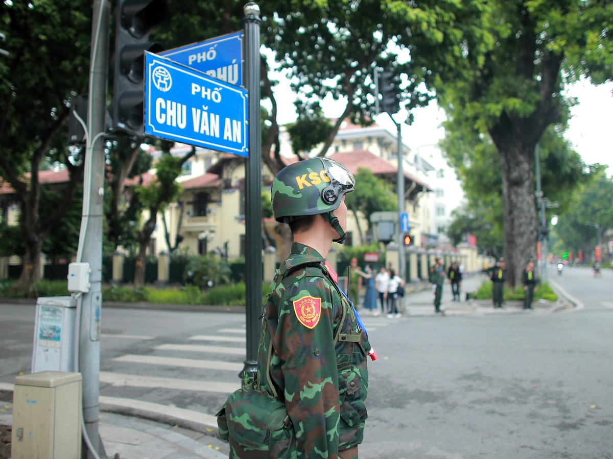 Lực lượng kiểm soát quân sự làm nhiệm vụ tại các nút giao thông.