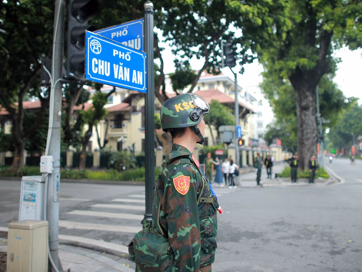 Lực lượng kiểm soát quân sự làm nhiệm vụ tại các nút giao thông.