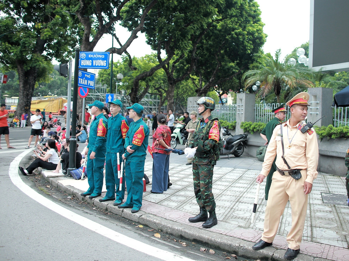 Để chuẩn bị cho buổi hợp luyện diễu binh, diễu hành kỷ niệm 80 năm Quốc khánh 2/9, ngay từ trưa ngày 21/8, các lực lượng chức năng đã có mặt khắp các tuyến phố thuộc trung tâm Hà Nội.