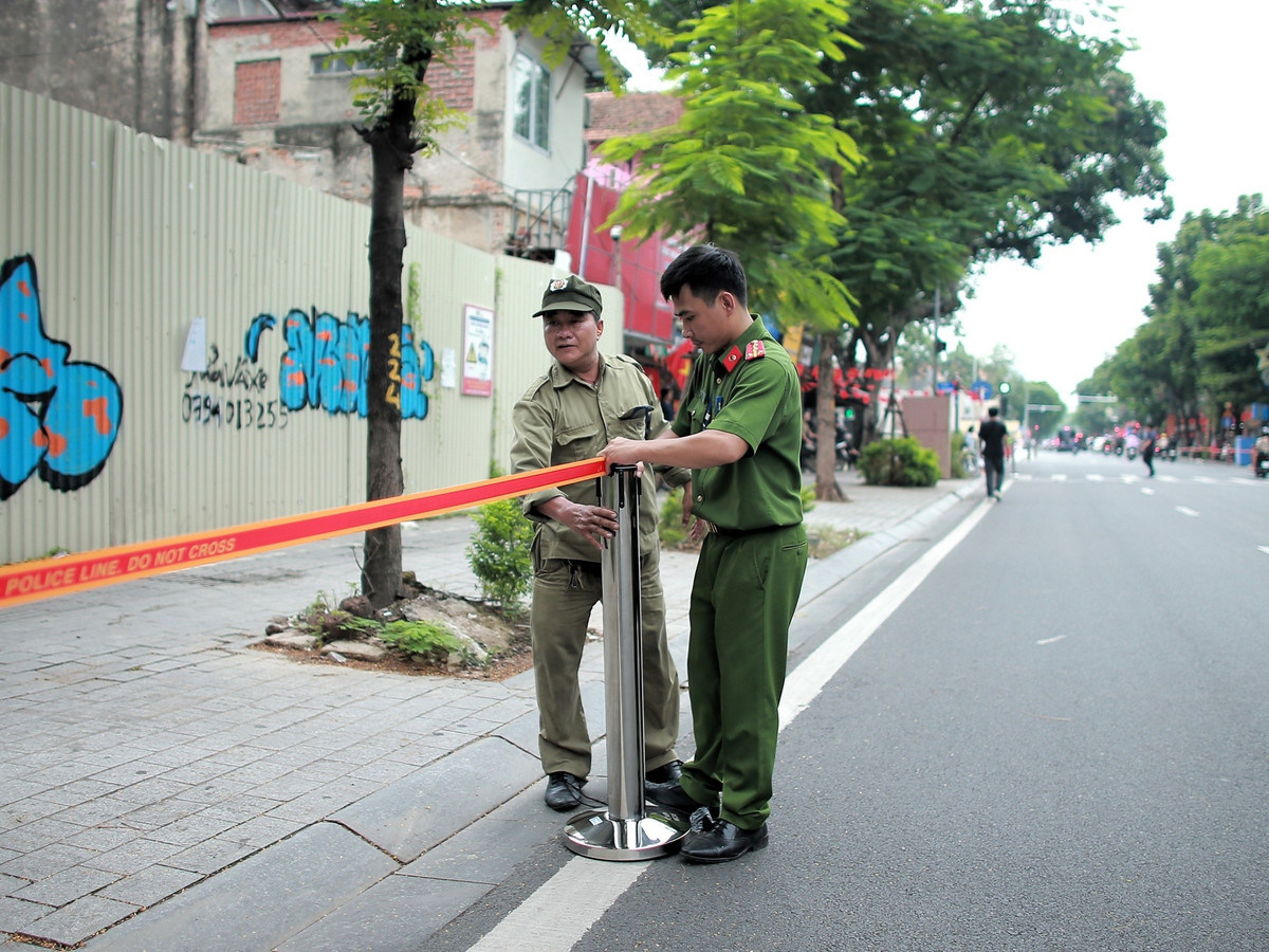 Các dây chắn tạo thành hàng rào để phục vụ cho buổi hợp luyện diễu binh, diễu hành trên phố Nguyễn Thái Học.