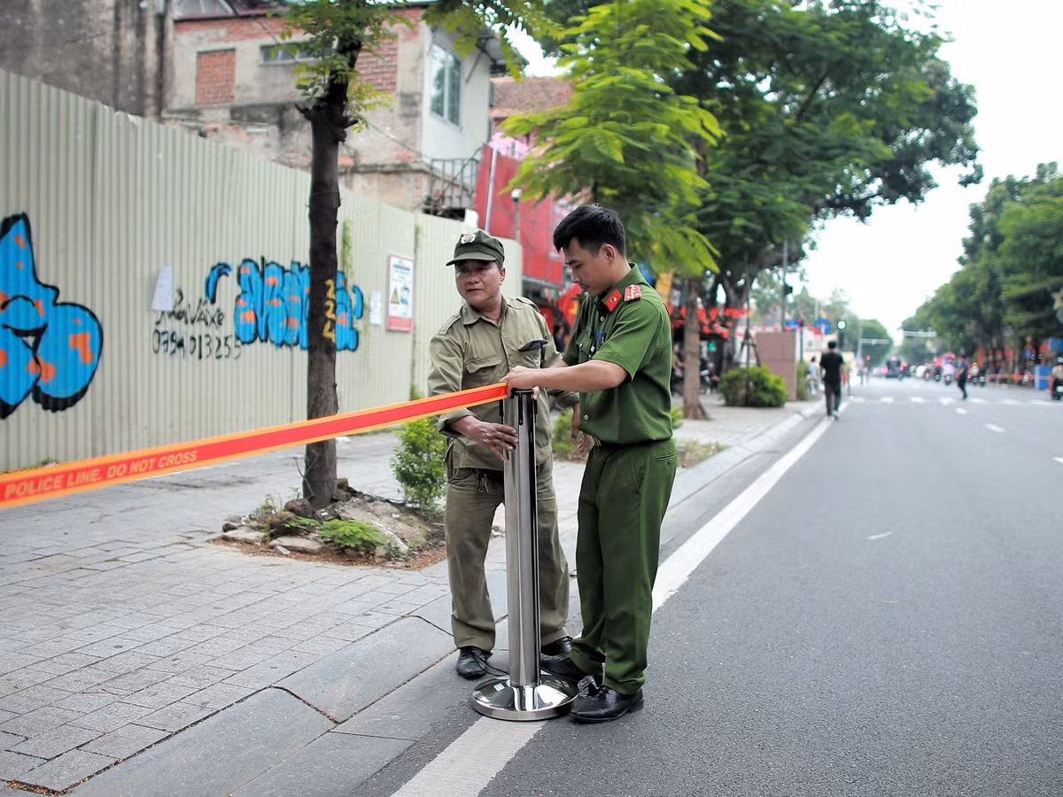 Các dây chắn tạo thành hàng rào để phục vụ cho buổi hợp luyện diễu binh, diễu hành trên phố Nguyễn Thái Học.