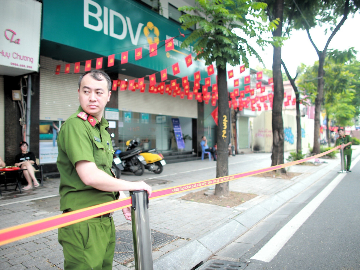 Lực lượng công an phường đã dựng những hàng rào bảo vệ khu vực đoàn diễu binh, diễu hành đi qua.