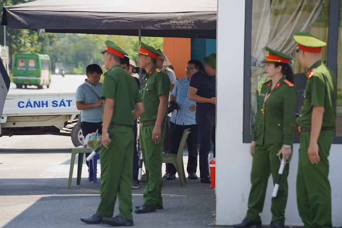 Lực lượng công an làm nhiệm vụ
