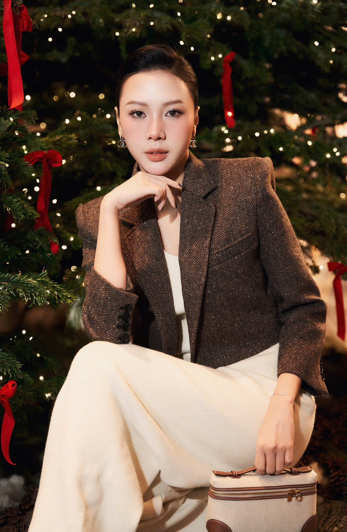 Năm 2018, Ngọc Châm là nữ chính của Người Ấy Là Ai tập 9. Tại đây, cô quyết định nên đôi với chàng tiếp viên hàng không tên Mạnh Tuấn. Tuy nhiên sau đó, cả 2 tuyên bố chỉ là bạn.