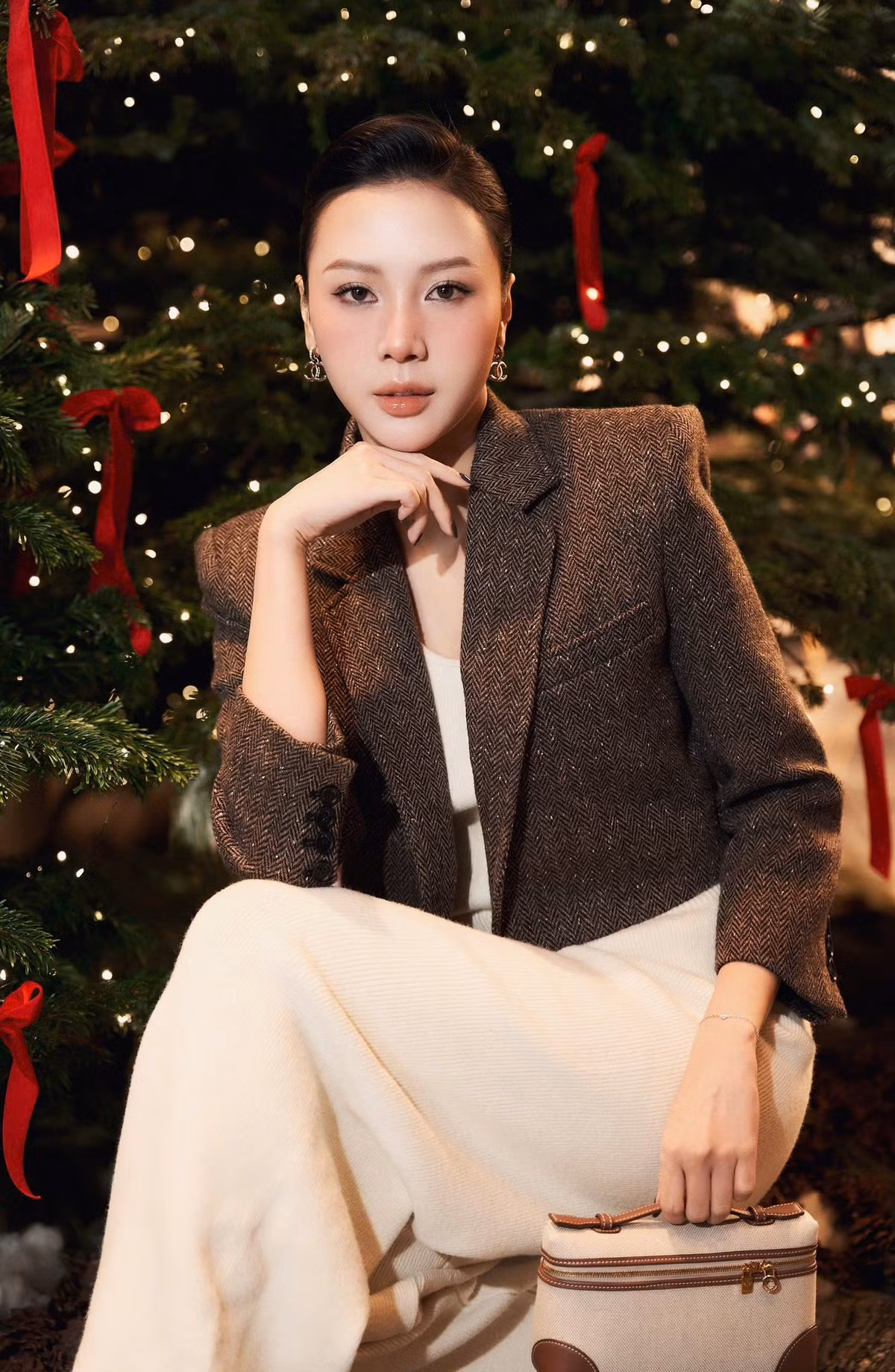 Năm 2018, Ngọc Châm là nữ chính của Người Ấy Là Ai tập 9. Tại đây, cô quyết định nên đôi với chàng tiếp viên hàng không tên Mạnh Tuấn. Tuy nhiên sau đó, cả 2 tuyên bố chỉ là bạn.