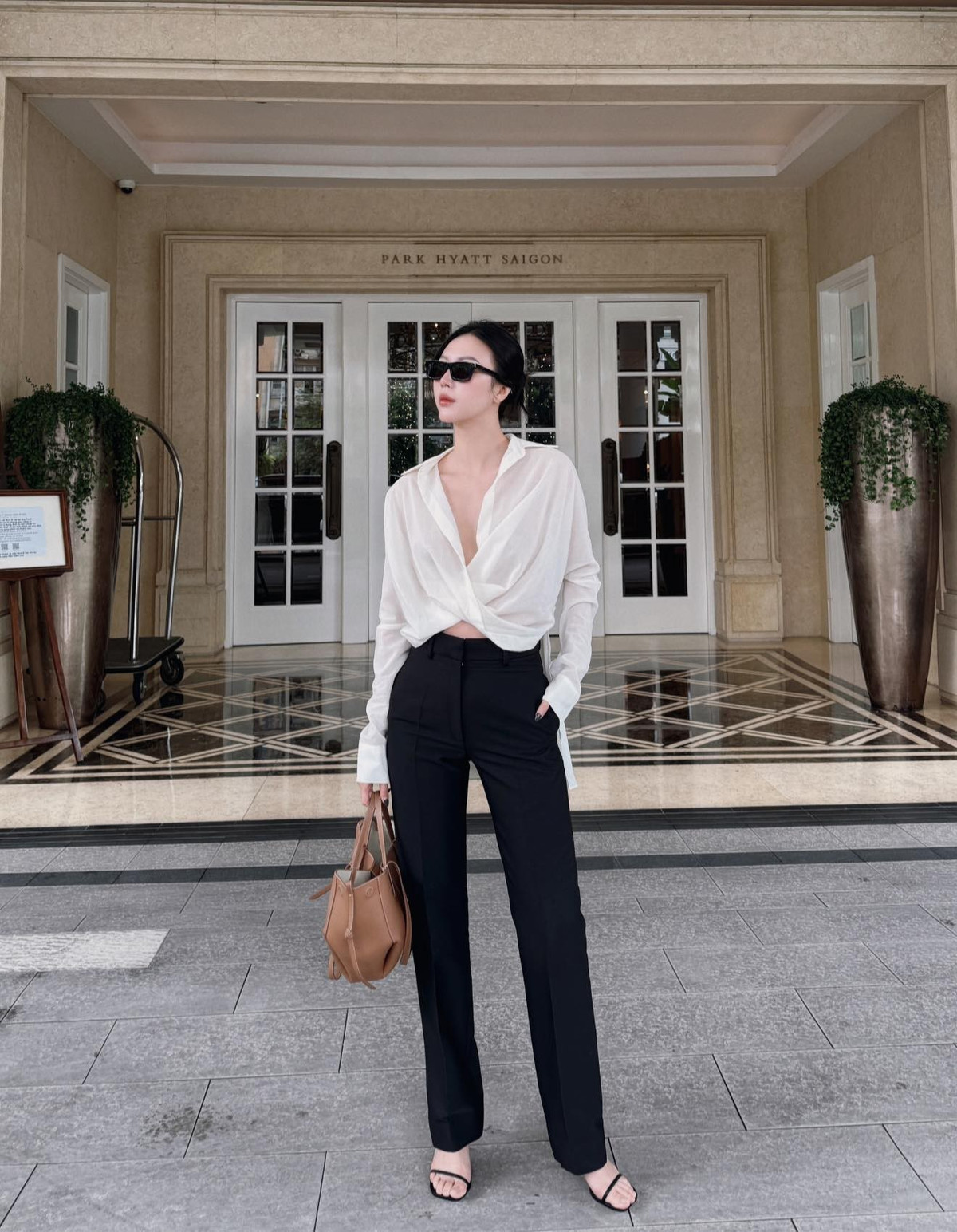 Dưới phần bình luận, cư dân mạng dành cho cô nhiều lời khen "có cánh" như: "Xinh mà chị", "chị Châm xinh quá", "hợp đẻ quá chị Châm ơi",...