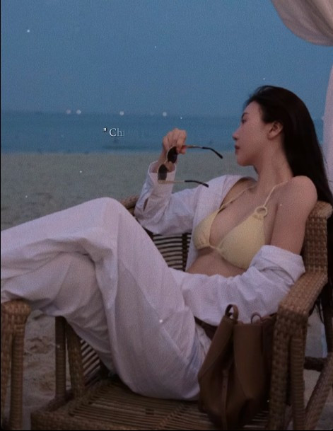 Lồng ghép với bức ảnh khoe vòng 1 lấp ló sau chiếc áo bra, cựu người đẹp ngành hàng không có dòng chia sẻ vô cùng "so deep".