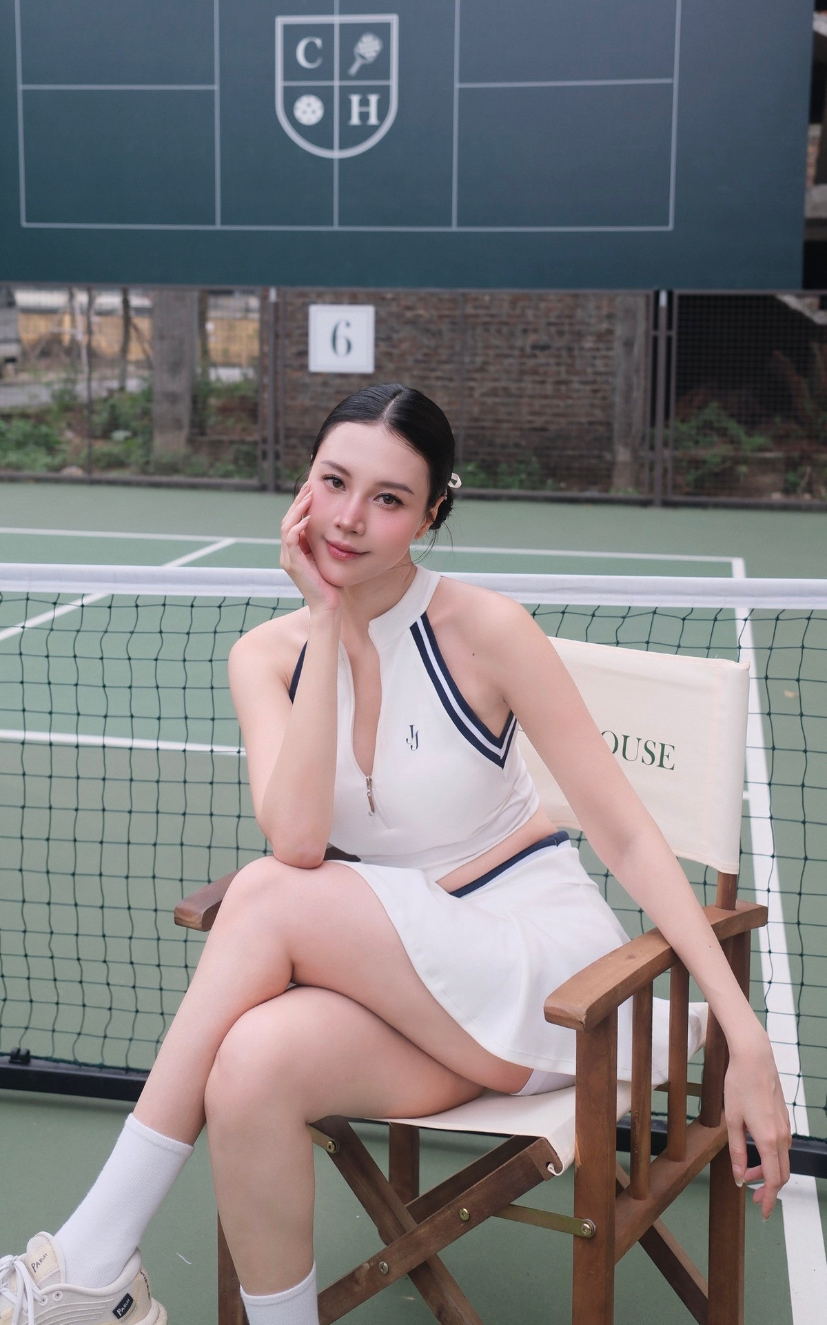 Ngọc Châm còn tự tin thả dáng của mình sau 1 tuần làm mẹ bỉm sữa. Có thể thấy vóc dáng của cô có sự thay đổi thấy rõ đặc biệt là phần bụng.