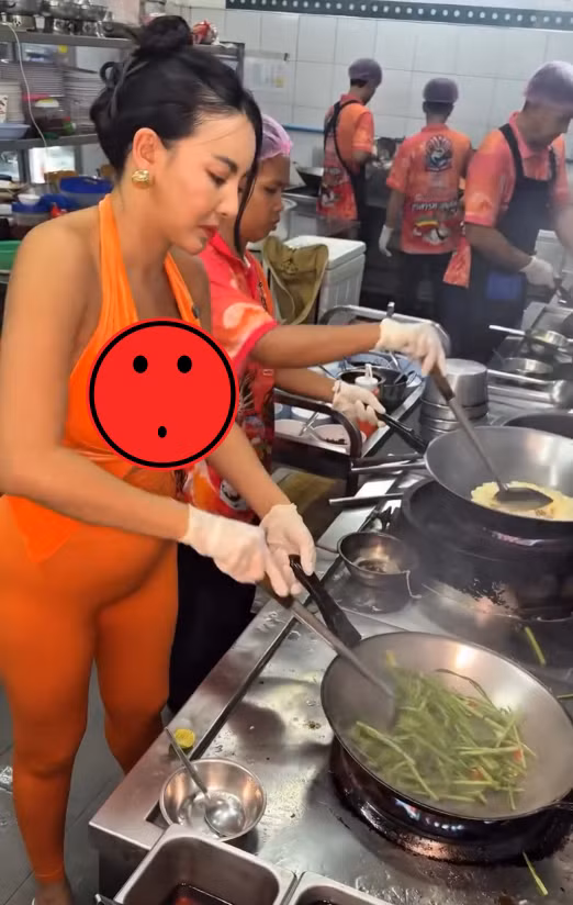 Napak-on “Prece” Jiraratchataphak, chủ quán ăn có tên Kai Yok Krok, thu hút sự chú ý của cư dân mạng nhờ các video nấu ăn trong trang phục táo bạo. Cả khách Thái Lan và người nước ngoài đổ xô đến quán không chỉ để thưởng thức đồ ăn mà còn để chụp ảnh selfie cùng bà chủ, theo Thaiger.